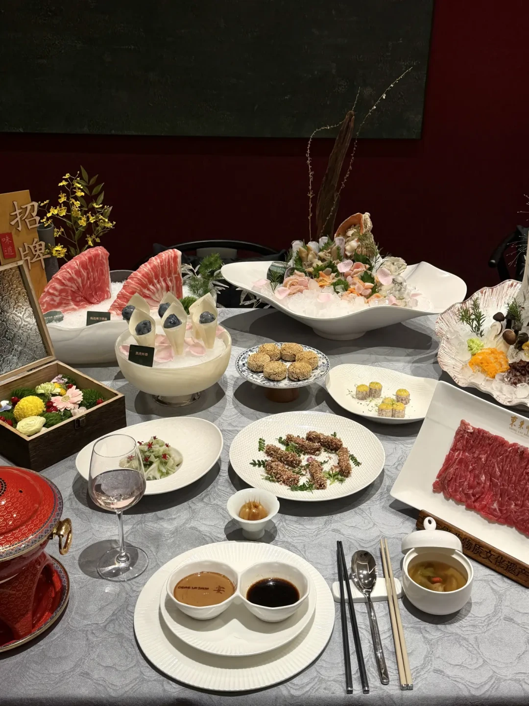 东来顺一边卖79元烤串自助,一边把麻酱糖蒜送上国贸79层:今年铜锅头一回开席,先看清这条价格阶梯