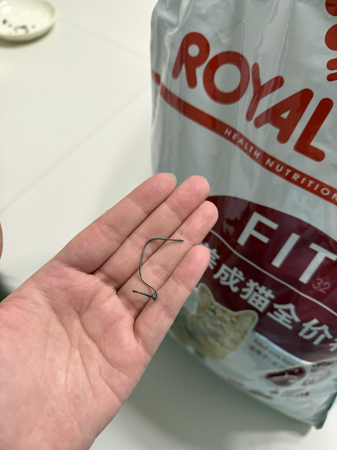 皇家猫粮被曝吃出铁丝、罐头吃出异物:宠物粮撑不起“退一赔十”,发现异物先做对这4步