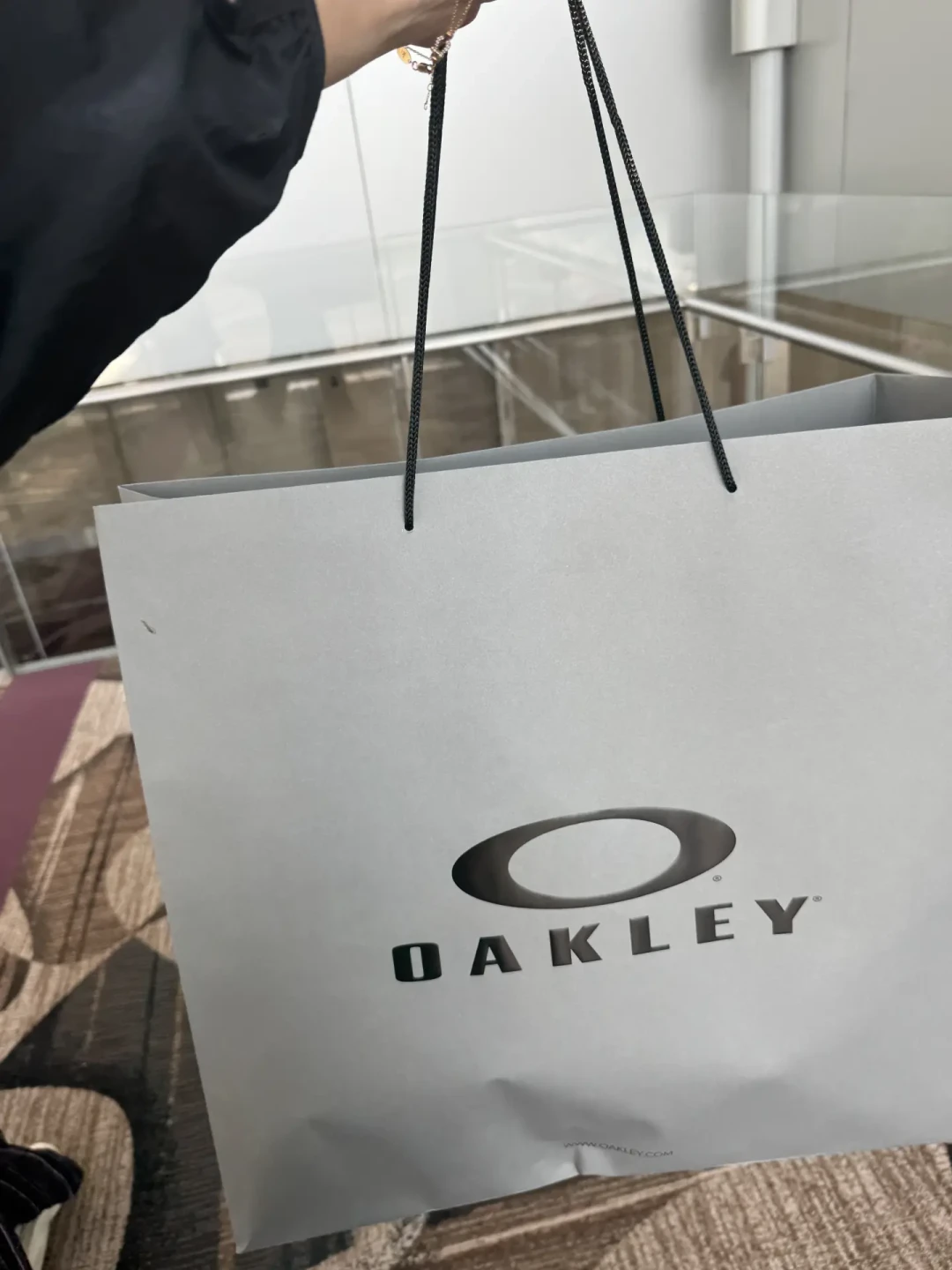 OAKLEY的围挡围到国贸，王楚钦刷屏：可冲绳的OakleyT恤不到100元，这波“机能热”的差价到底谁在吃？