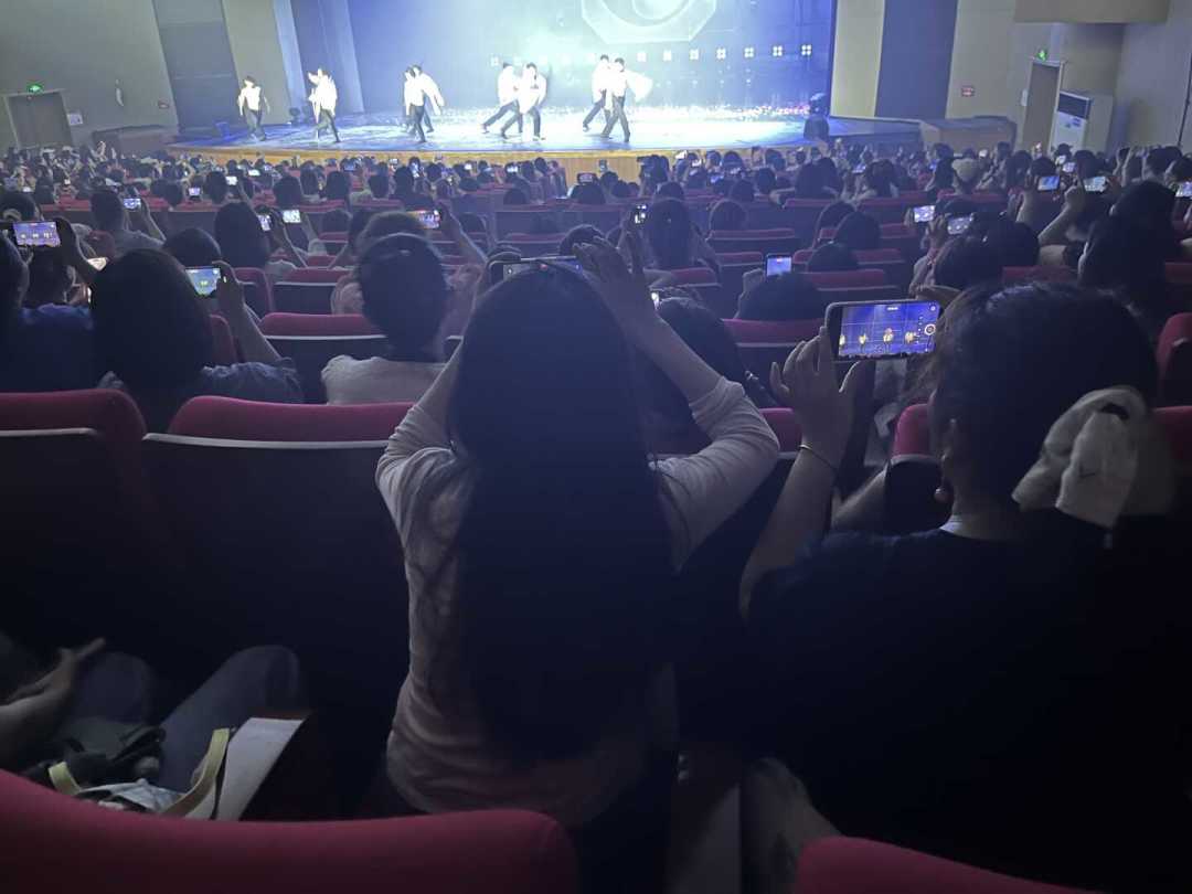 被人民网敲打、背心整改半年后,全男班舞蹈秀《叹春风》还在全国巡演:买票前先看这3个变化和3件没变的事