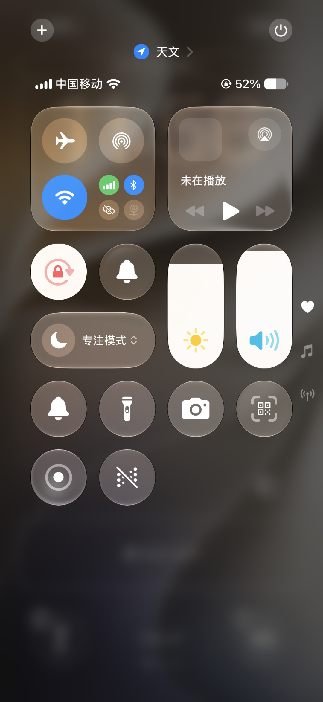 今秋手机系统“AI军备竞赛”开打:超级小爱开始收积分、国行Siri还在等、荣耀学“主动办事”——先看清这5件事再点更新