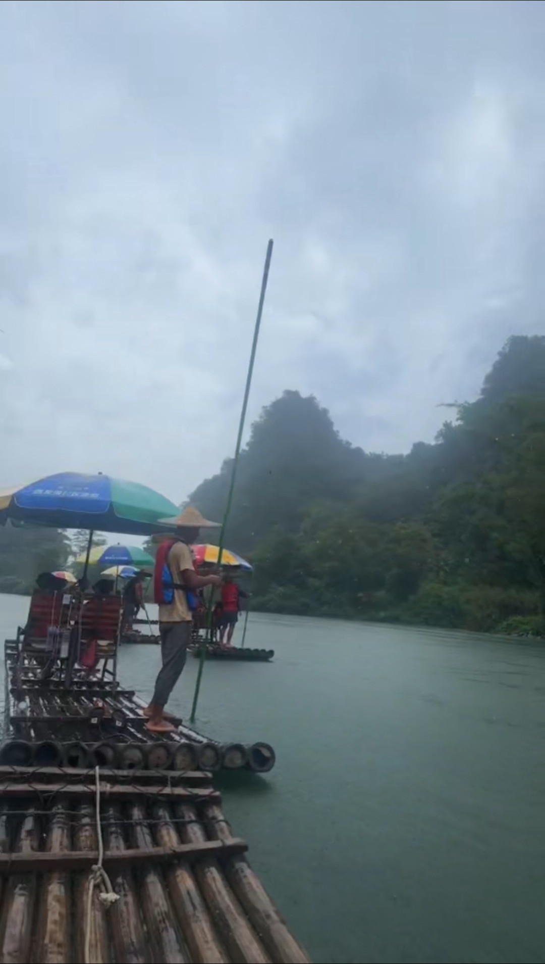 不给小费就划得快?翻完武夷山和遇龙河的几百条实测评论,我发现竹筏小费的规矩变了