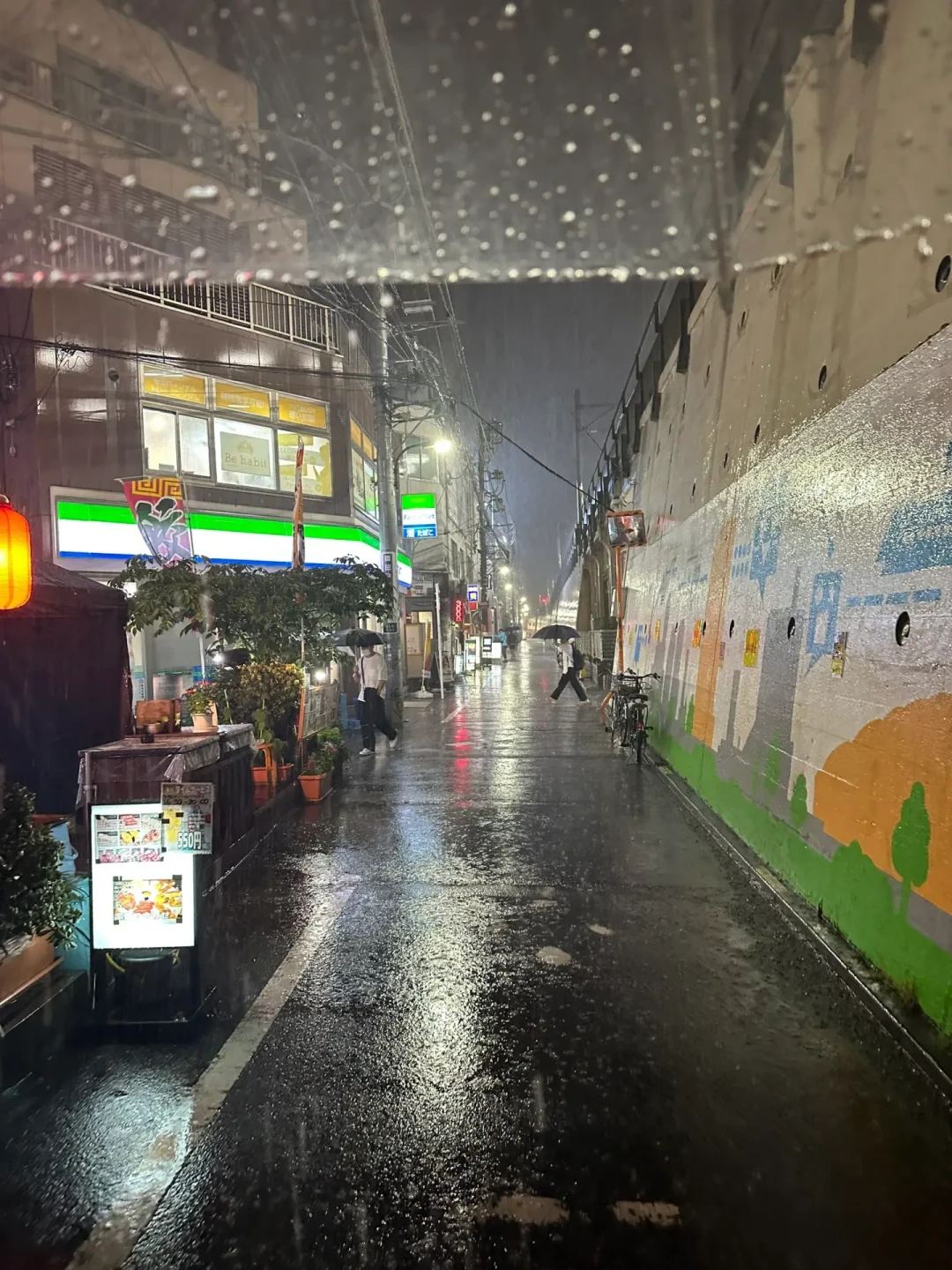 《百年孤独》剧版完结,“马孔多在下雨”刷爆评论区:这句话其实对应两场雨,别混着用