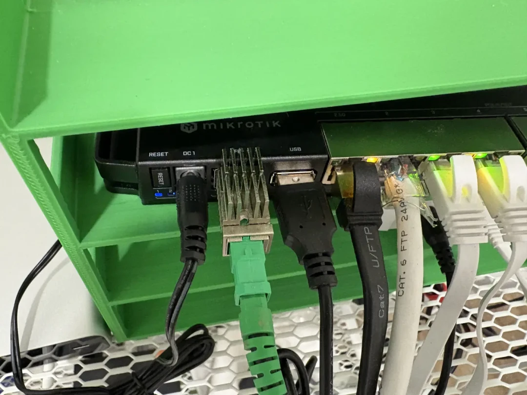 买 MikroTik 的家庭,大半没在用它的无线:2.5G 升级季,RB5009 方案的三笔账和三个坑