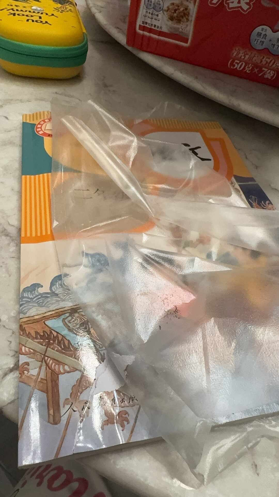 妈妈两小时包39本、撕膜撕烂新课本:“毒书皮”风波半年后,今年包书皮的雷区换了位置