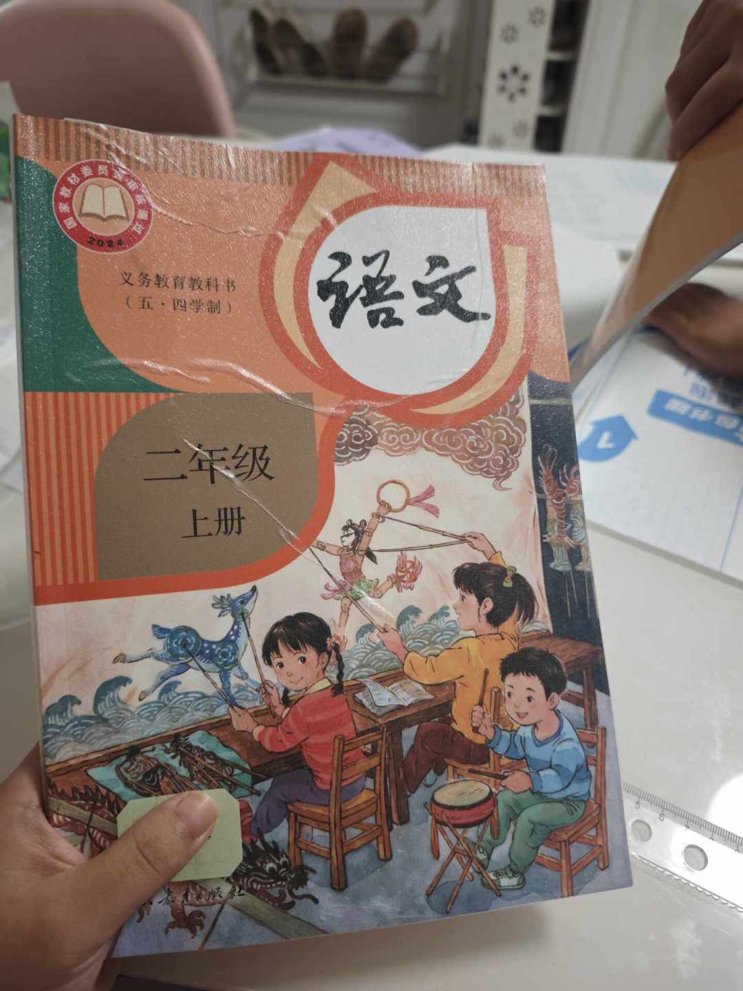 妈妈两小时包39本、撕膜撕烂新课本:“毒书皮”风波半年后,今年包书皮的雷区换了位置