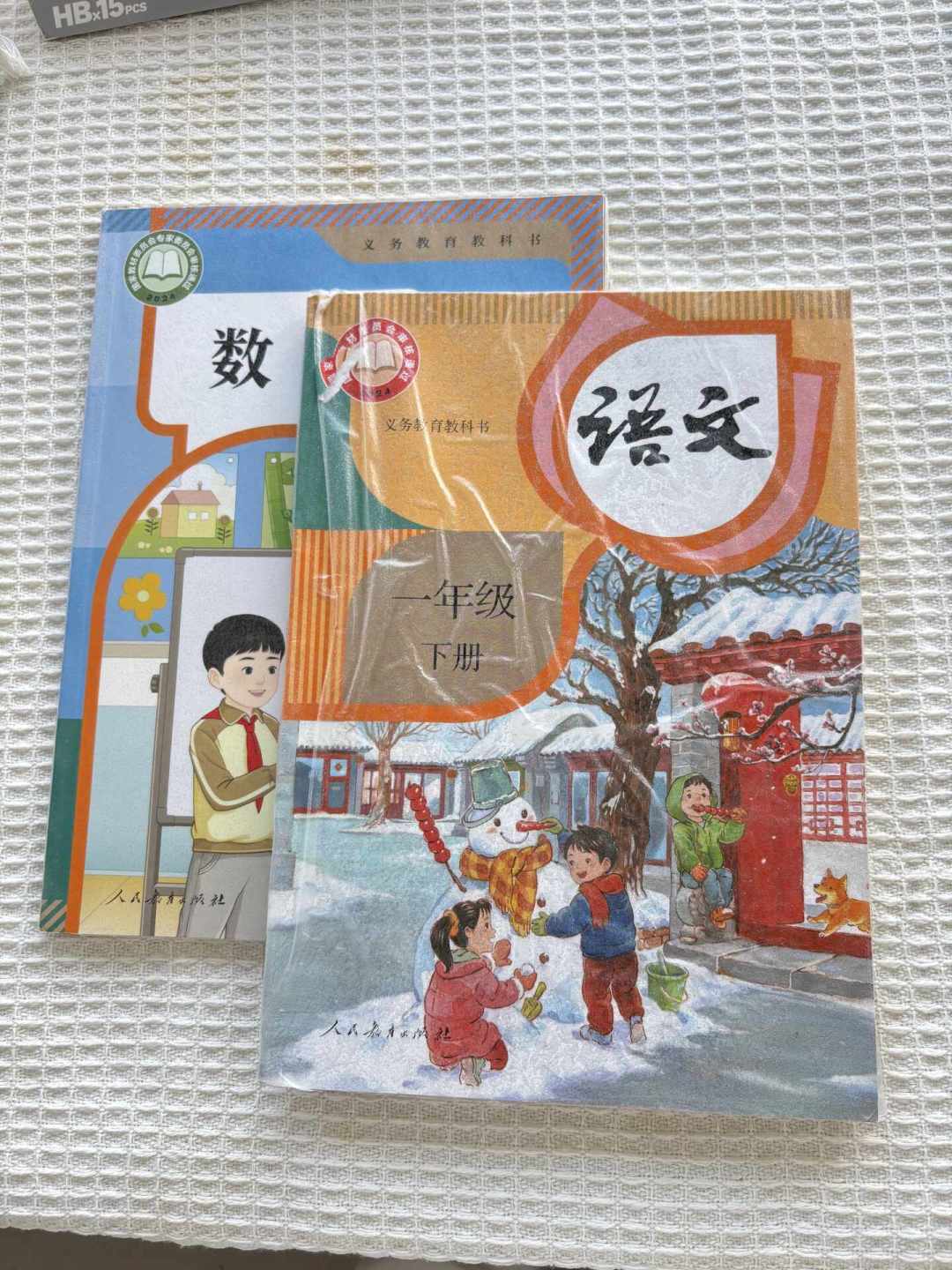 妈妈两小时包39本、撕膜撕烂新课本:“毒书皮”风波半年后,今年包书皮的雷区换了位置