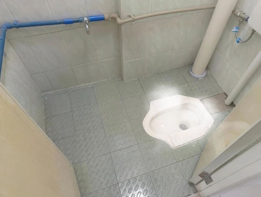 开学回宿舍邪修清洁:屋里发臭先往地漏倒一桶水;请200元阿姨还是40元自己动手,看完顺序再决定