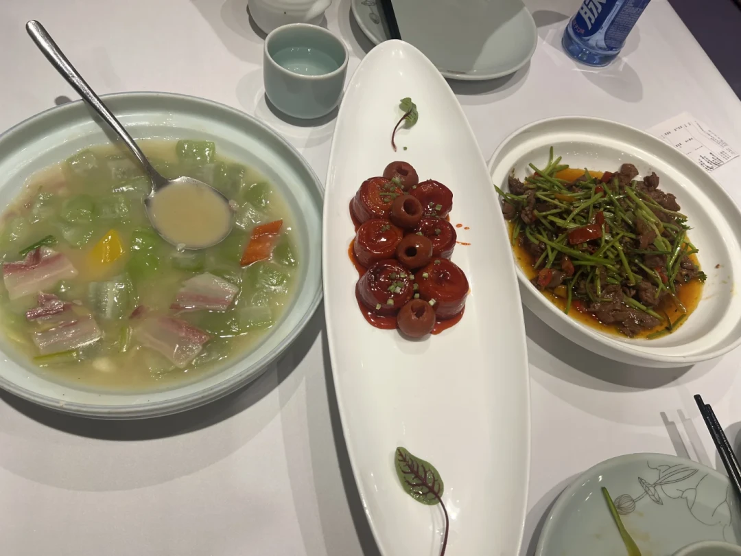 别吵丰泽园用不用预制菜了:你吵的其实是两个丰泽园——堂食那口锅和货架上那盒肘子