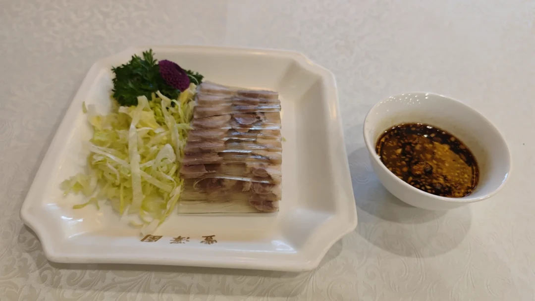 别吵丰泽园用不用预制菜了:你吵的其实是两个丰泽园——堂食那口锅和货架上那盒肘子