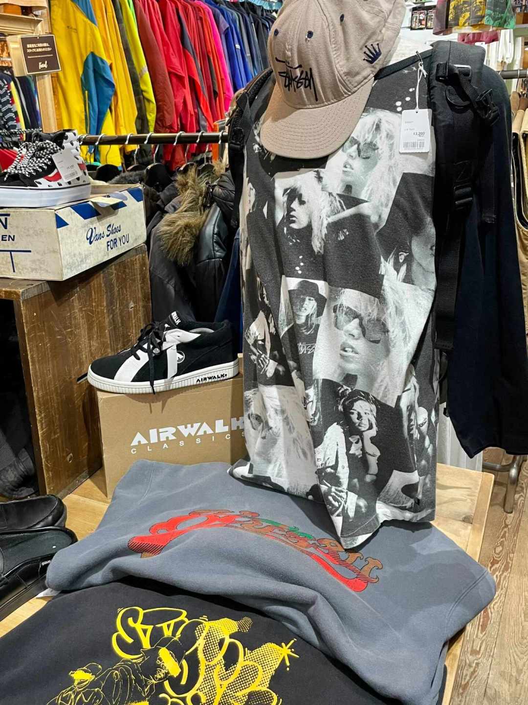 抢不到新季的人,这周开始挤古着店:Stussy 中古价位、渠道和只有中古市场才有的坑