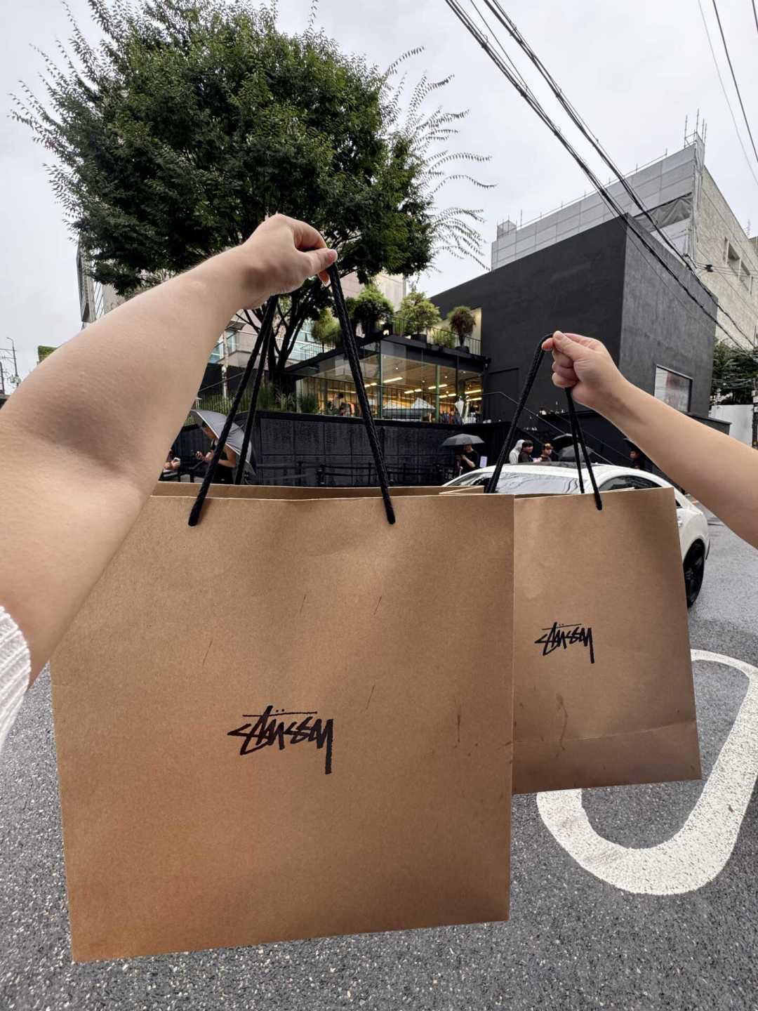 抢不到新季的人,这周开始挤古着店:Stussy 中古价位、渠道和只有中古市场才有的坑
