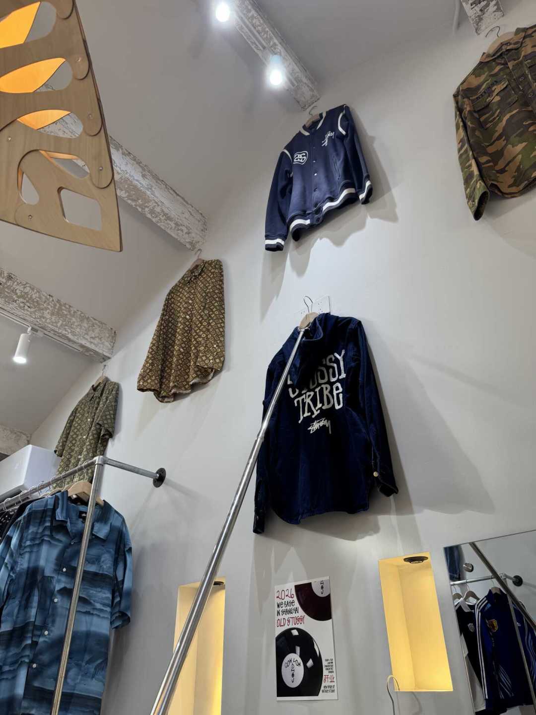 抢不到新季的人,这周开始挤古着店:Stussy 中古价位、渠道和只有中古市场才有的坑