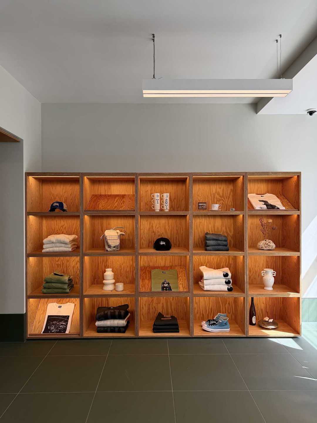 抢不到新季的人,这周开始挤古着店:Stussy 中古价位、渠道和只有中古市场才有的坑