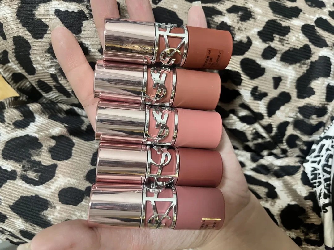 YSL、TF唇釉齐喊“吃饭不用擦”:全网水转雾唇釉首周实测,染唇、脱色与单次成本都在这张账里