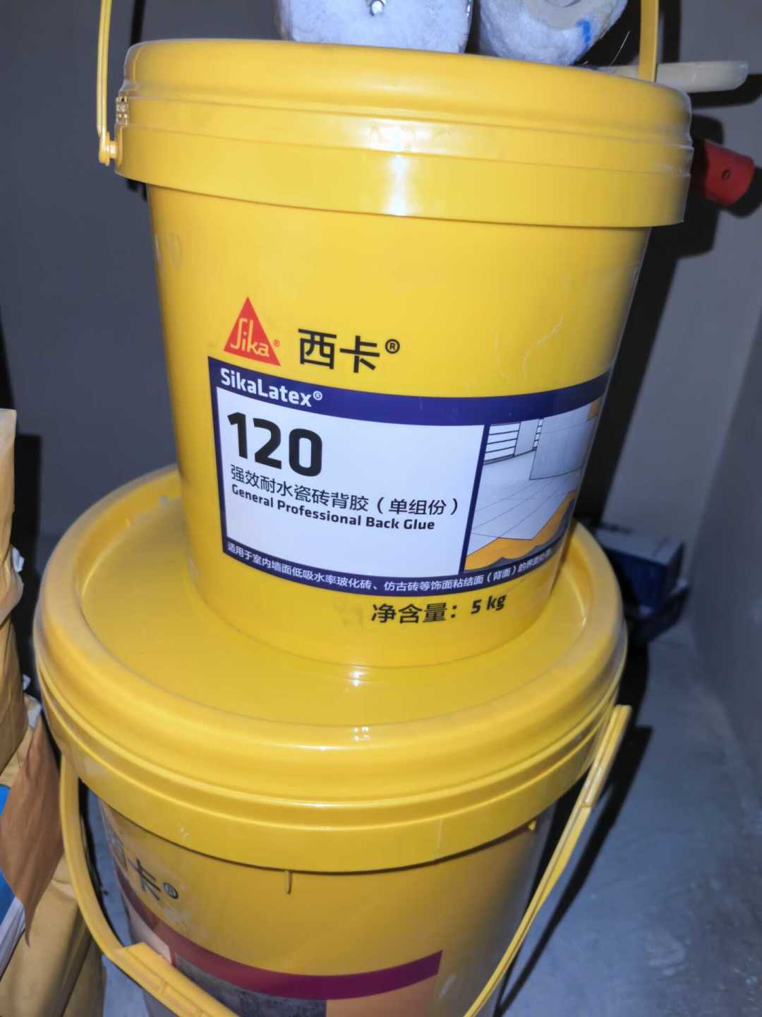 装修公司说西卡C1够用,评论区坚持上C2TE:600×1200大砖上墙,瓷砖胶型号和背胶的钱到底花哪
