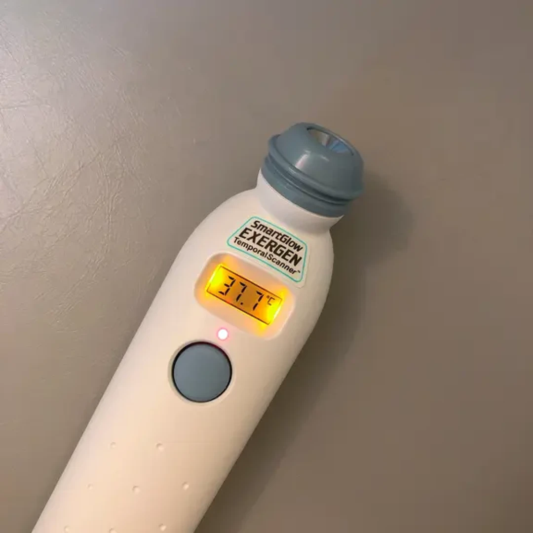 开学第一周，娃突然发烧：翻了176条评论和两份疾控提示，这5个判断48小时内用得上