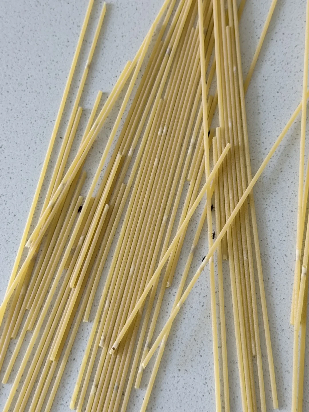 百味来离过期还有8个月就生了虫:今夏跨平台意面爆虫潮统计,囤货家庭要做的四件事