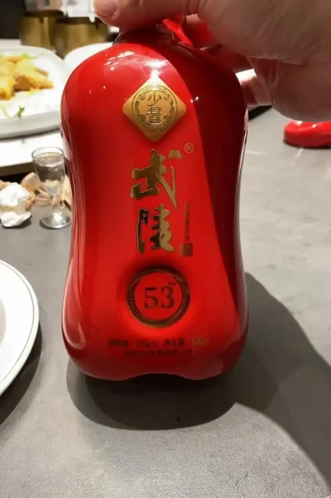 爸妈柜底那箱武陵酒,别急着卖也别急着开:从90年代裤币到第一代琥珀,中秋前把开、存、卖说清楚