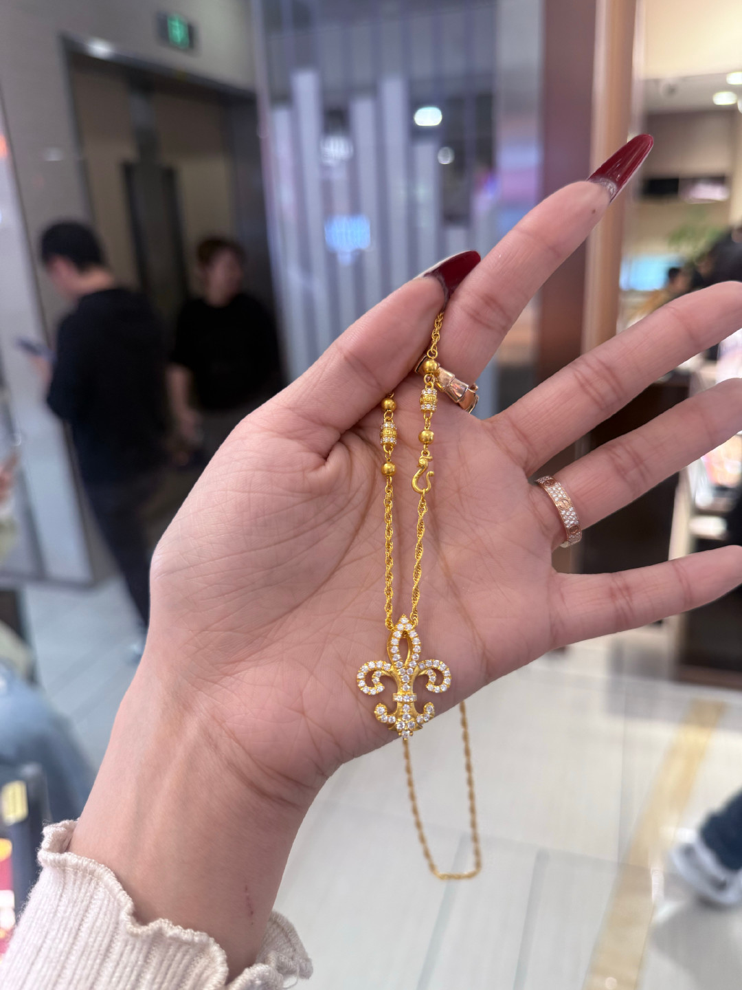 上半年金饰少卖了34%,金条反而大涨28%:钱没抛弃黄金,只是换了方向——现在买金戴,先想清楚这件事