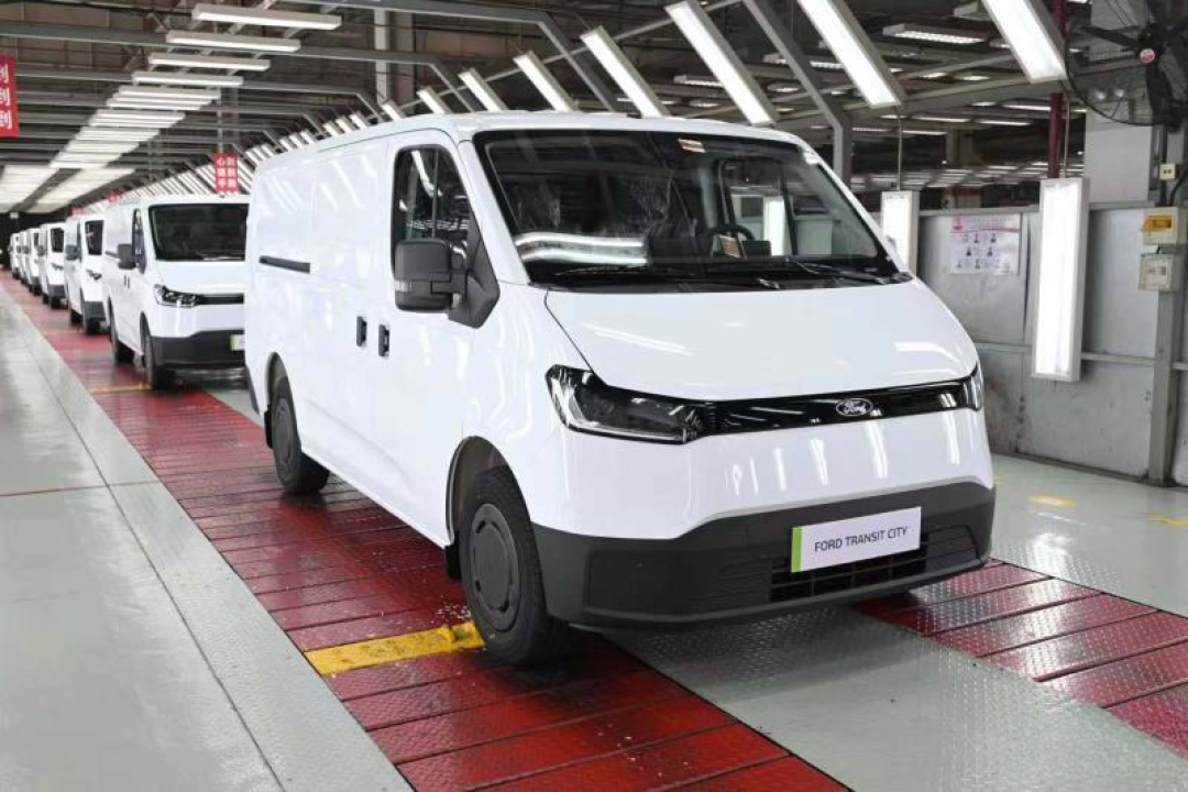 江铃E福顺挂上福特标出海:Transit City下线1000台启运,国内全顺用户该看懂这三件事