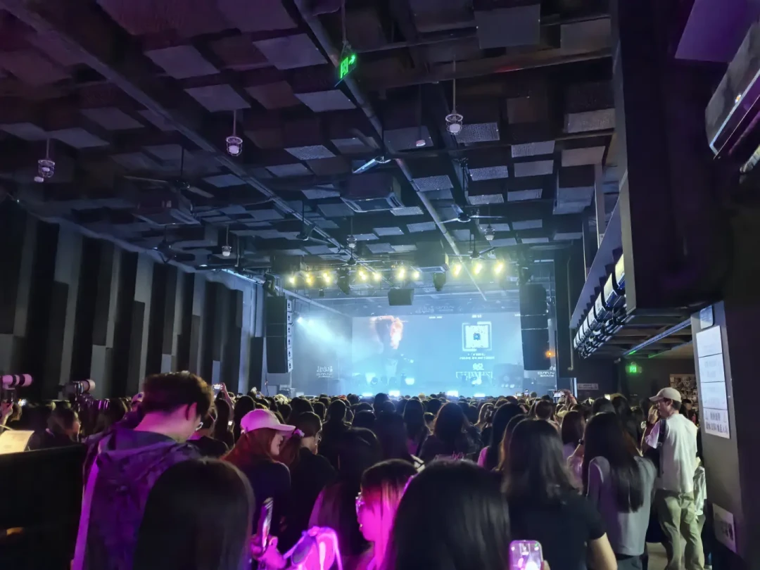 8月的“盗摄”风波吹到livehouse：秋天看演出之前，先把“能不能拍”这三层规则看明白