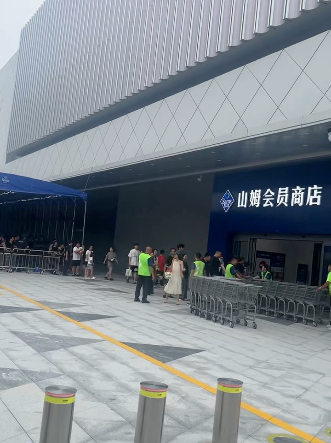 山姆9个月卖出100万张卡、会员费狂揽近30亿,但老会员却在为一盒涨价3块的鸡蛋动摇:我把260和680年费的回本账算清楚了