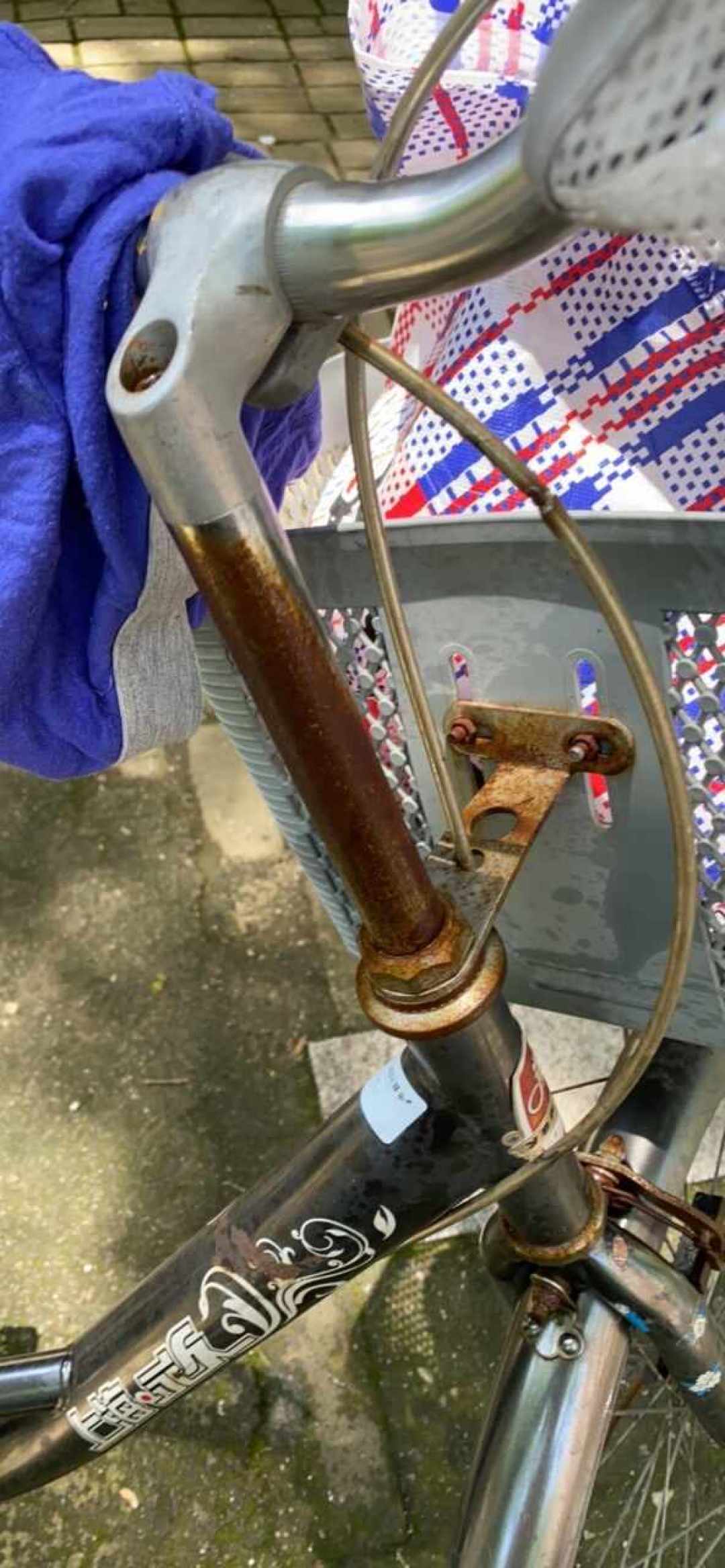91条评论吵翻了，WD-40除锈到底行不行？扒完原理我做了张表，它真只管一种半锈