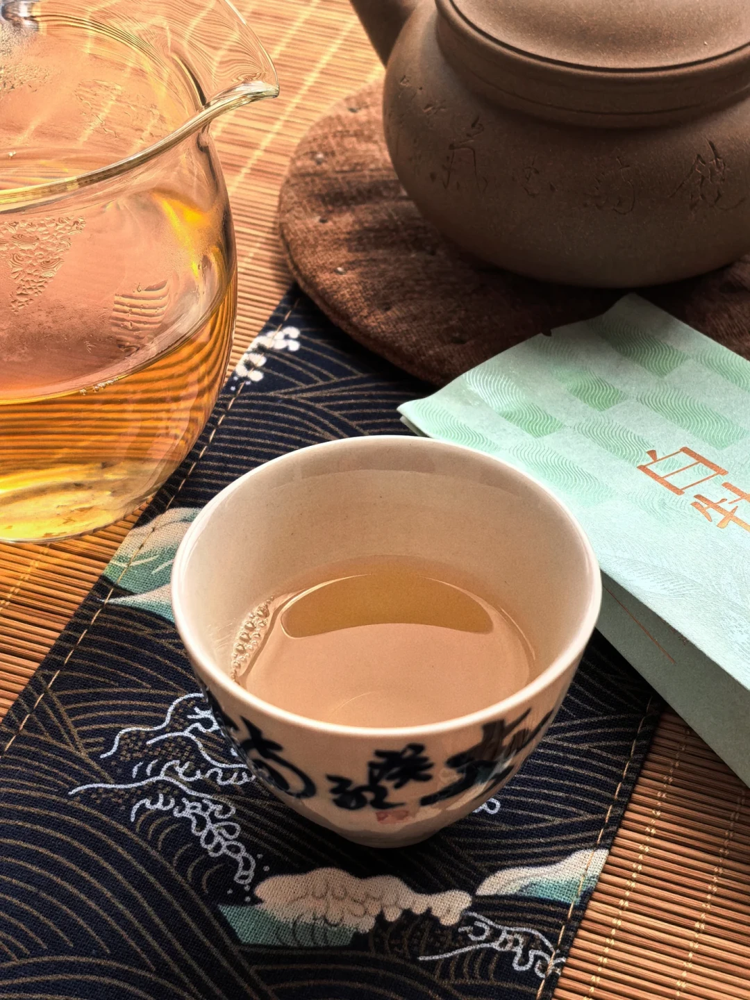 “春茶苦,夏茶涩,要好喝,秋白露”——但今年秋茶市场有两个变量:福鼎茶农可能不采了,外省茶等着补位。对完全网150多篇帖和两份行业观察,秋茶时间表、3条红线、4类真秋茶一次说清