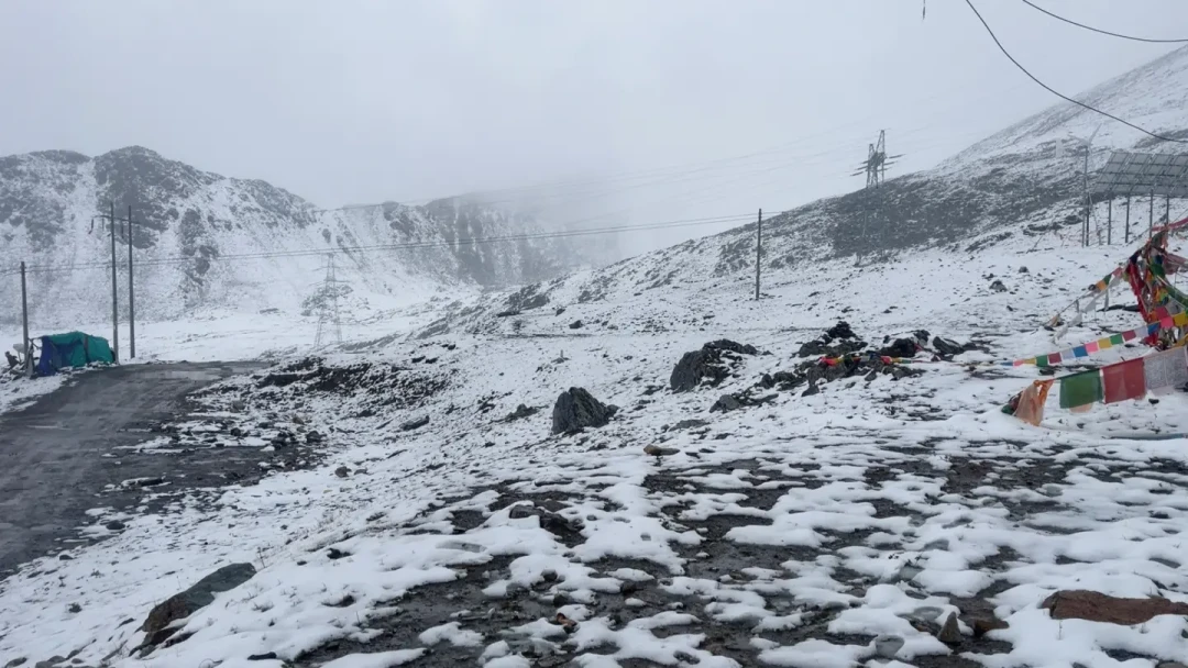 9月1日,安久拉山白了,东达山也在下雪:翻完今年11条降雪记录,9月走川藏线朝圣,垭口的账得换个算法