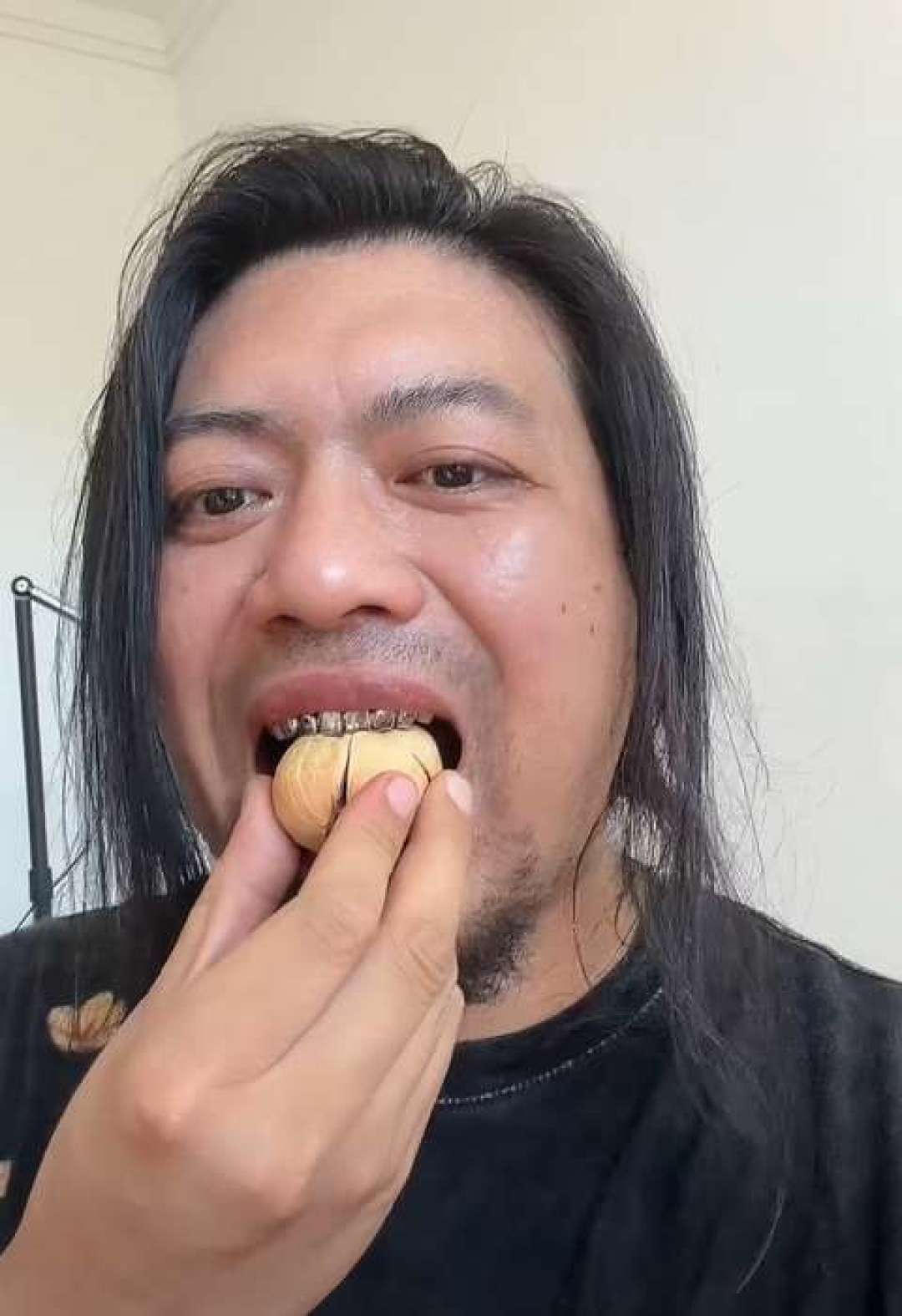 手工耿换上钛牙,又问了罗永浩一个问题:对完四个平台的首日口碑,这期3小时45分钟的播客值不值得听