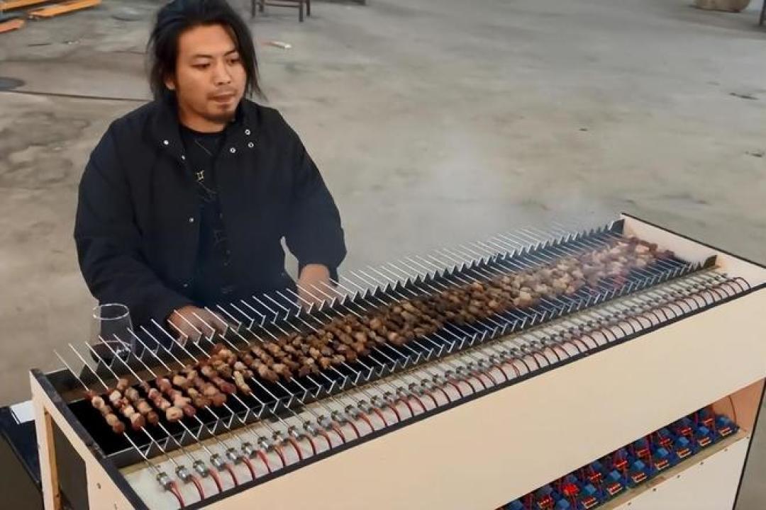 手工耿换上钛牙,又问了罗永浩一个问题:对完四个平台的首日口碑,这期3小时45分钟的播客值不值得听