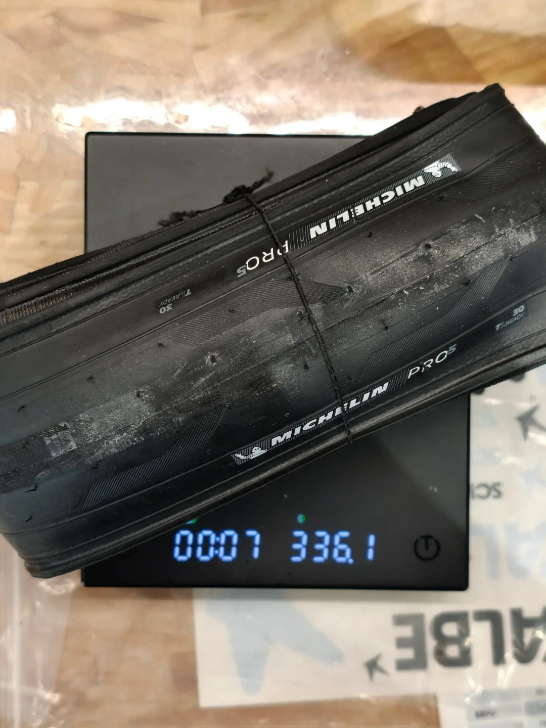 环法车手都骑上30C宽胎了:先别急着换,你轮圈的内宽答不答应才是关键