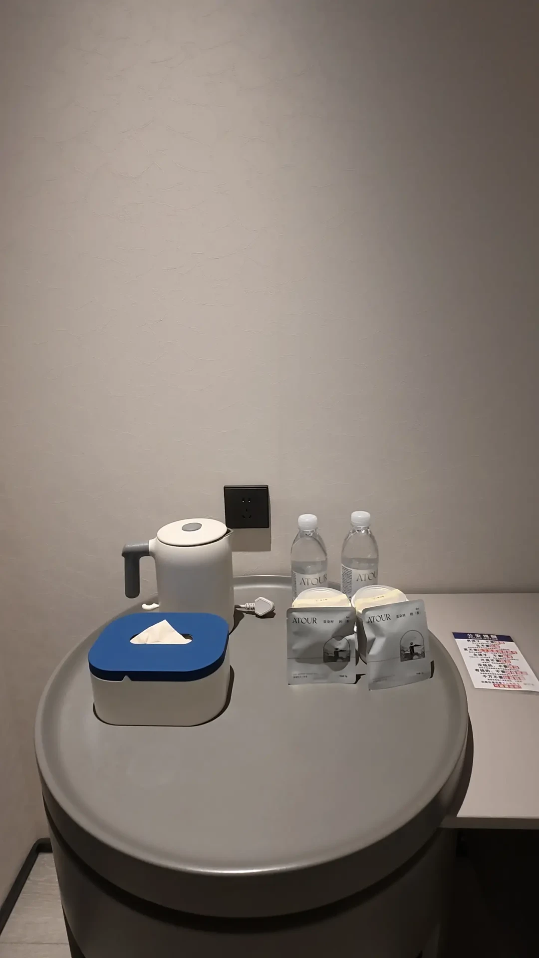 亚朵轻居比亚朵正店一晚便宜100+:对完砍掉深夜粥的权益公告和7-9月20多篇实测帖,亏什么、不亏什么、两种“假轻居”,都分清了