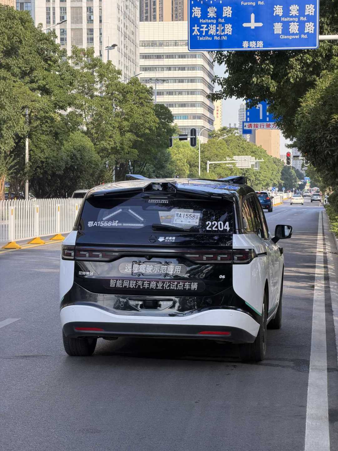 Cybercab发布的这周,国内无人车反而悄悄变贵了:第一单坐之前,先弄清这3个价格真相、3条规则和一个叫车姿势