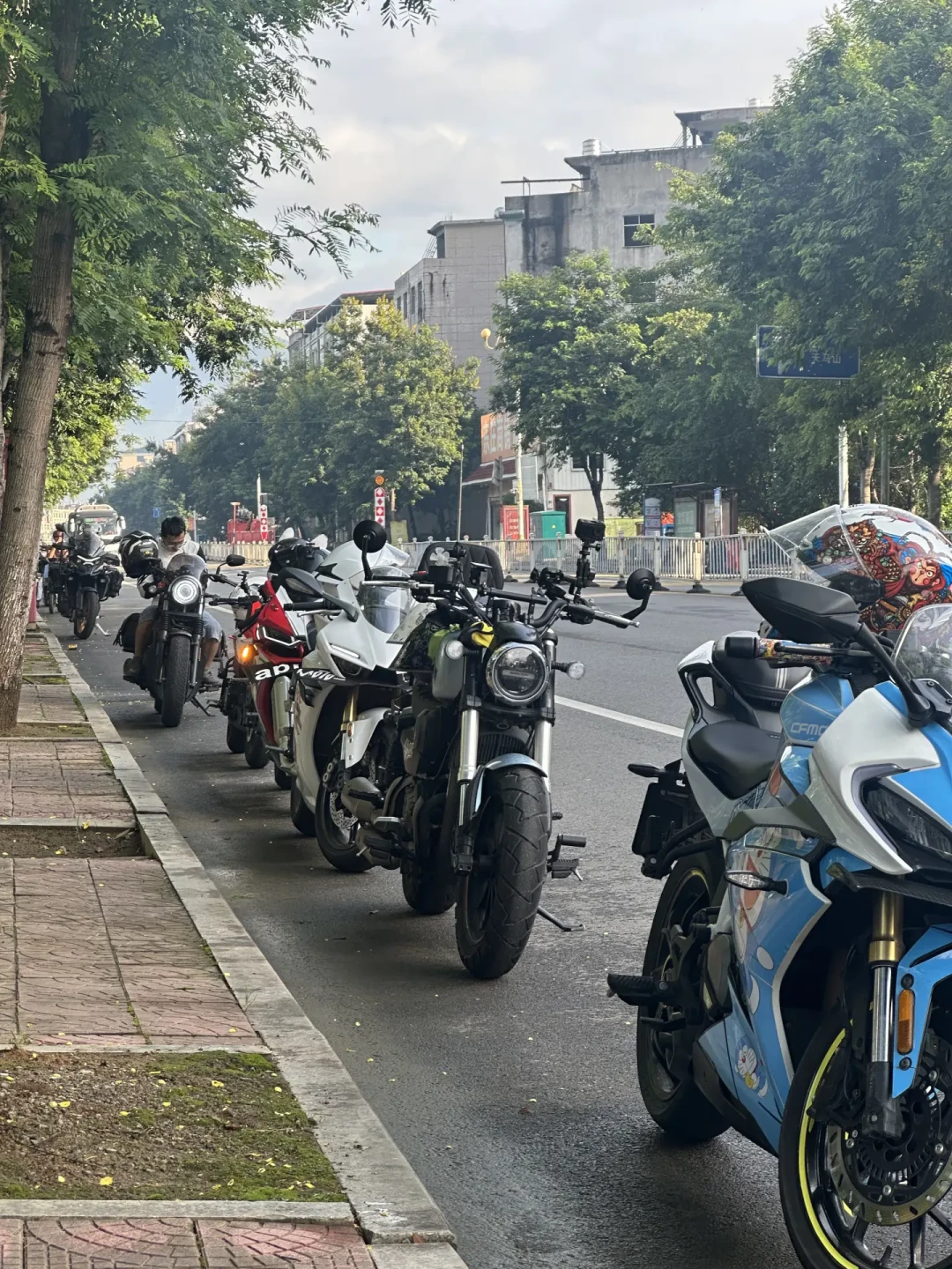 国庆前的找搭子帖已经堆满全网:翻完这波跑山组队帖,我发现靠谱的队伍都在先谈条件