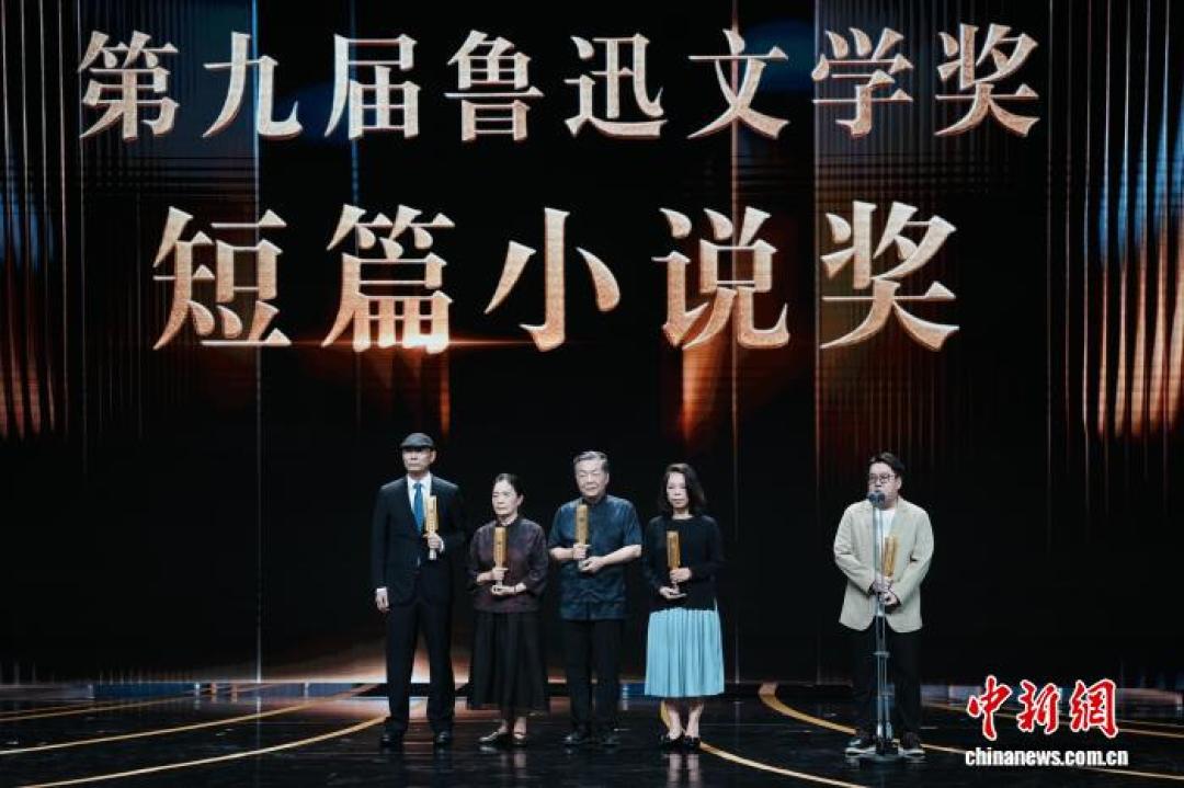 外卖诗人拿了鲁奖，几万本AI小说被下架：想动笔之前，先看懂2026年留下的这把尺子