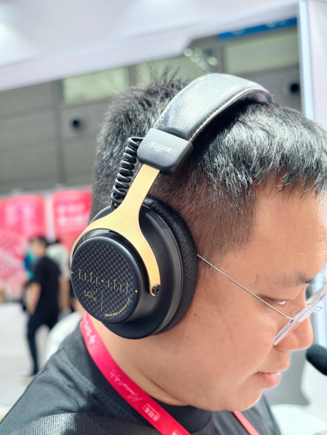两周内三款300元内新游戏耳机扎堆开卖:换电、双头梁轻量、HiFi跨界,开学FPS党先把设置修好再换耳机