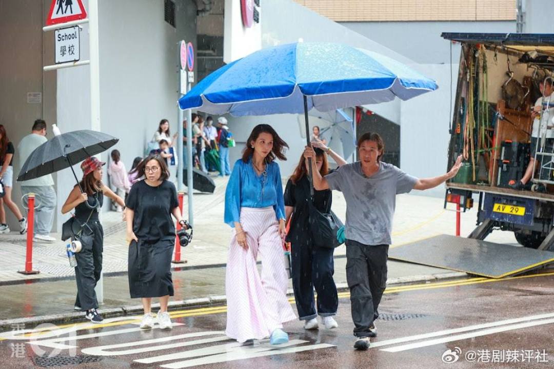 蔡少芬现身《复仇的人》片场，蓝衫造型气场全开