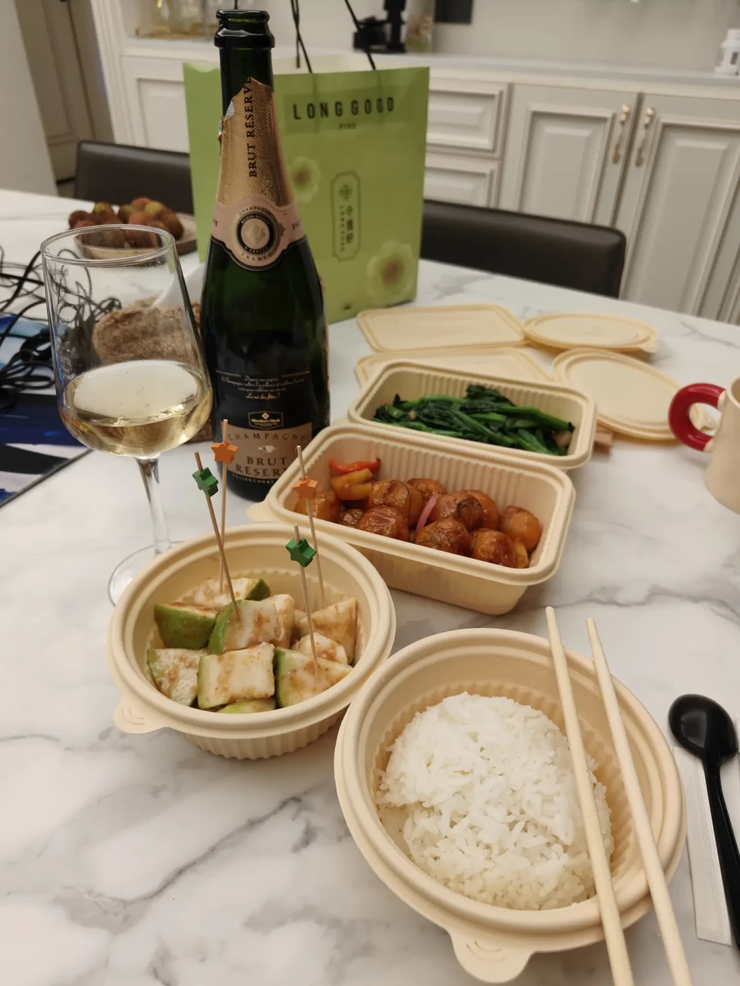 从248元的山姆香槟到两千多的香槟王:价差哪部分喝得出来,哪部分买的是标