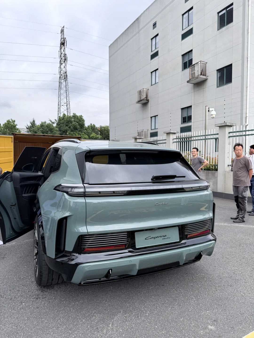 订单车不要了、新车要等12月:保时捷纯电“空窗期”压顶,Taycan、纯电Macan、纯电卡宴三条路今年这么选