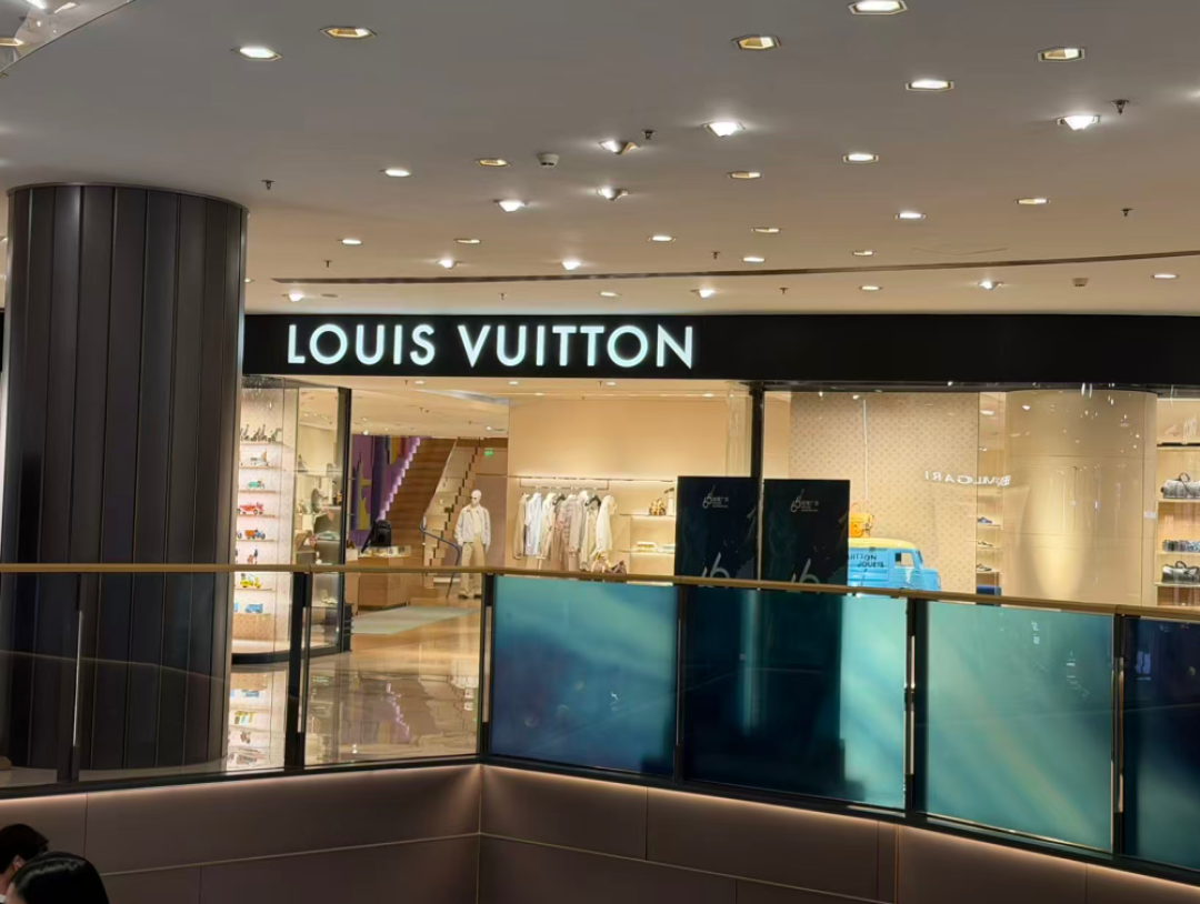 LV关店潮里,2600的香水成了新入门:专柜等一个月,小程序当天到还刻字