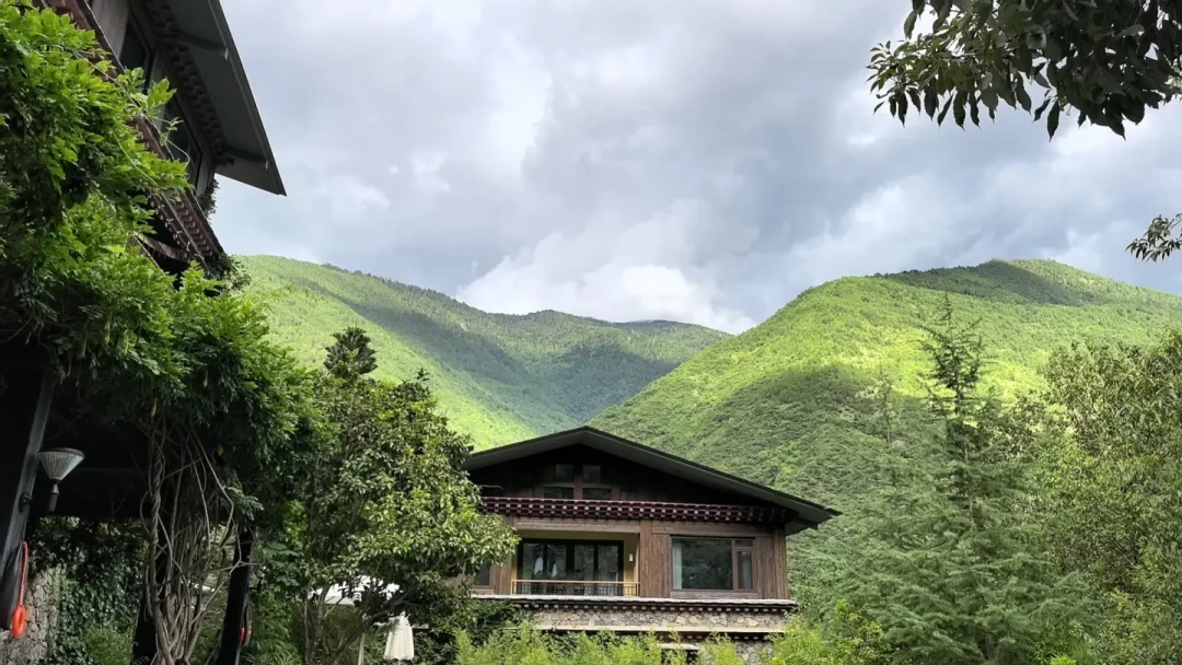 松赞人均27450的团费到底买了啥:翻完一年全网实报实住的团帖,这笔账算清了