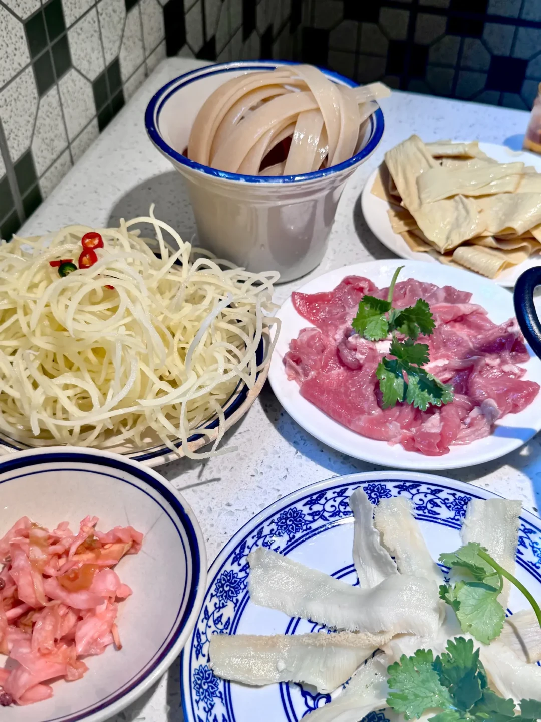 国庆美食旅游,别按热搜选城市:翻了40多条真实逛吃帖,把8座热门城市分成4类、标好了价