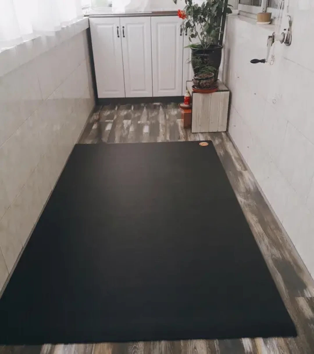 垫了200块的静音垫,楼下还是来敲门:跳绳穿过楼板的是撞击声,不是抽绳声