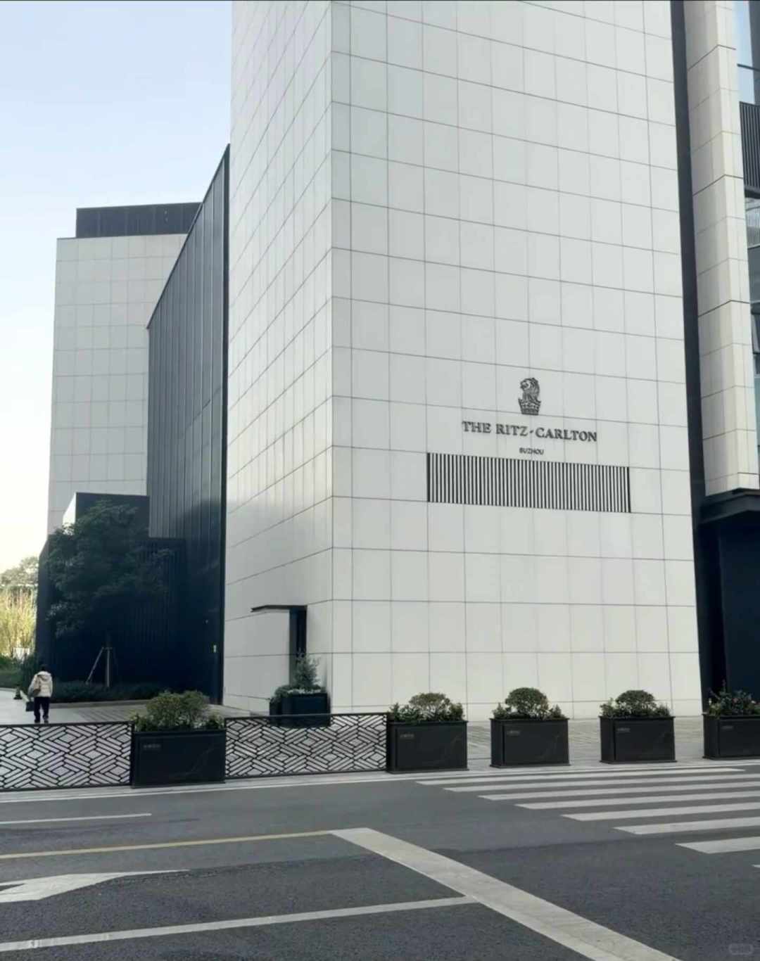 南京丽思官网2600、代订1980：翻完100多条帖子和两条评论瀑布，我把房券代订的价差和能信的“实名入住”理清了