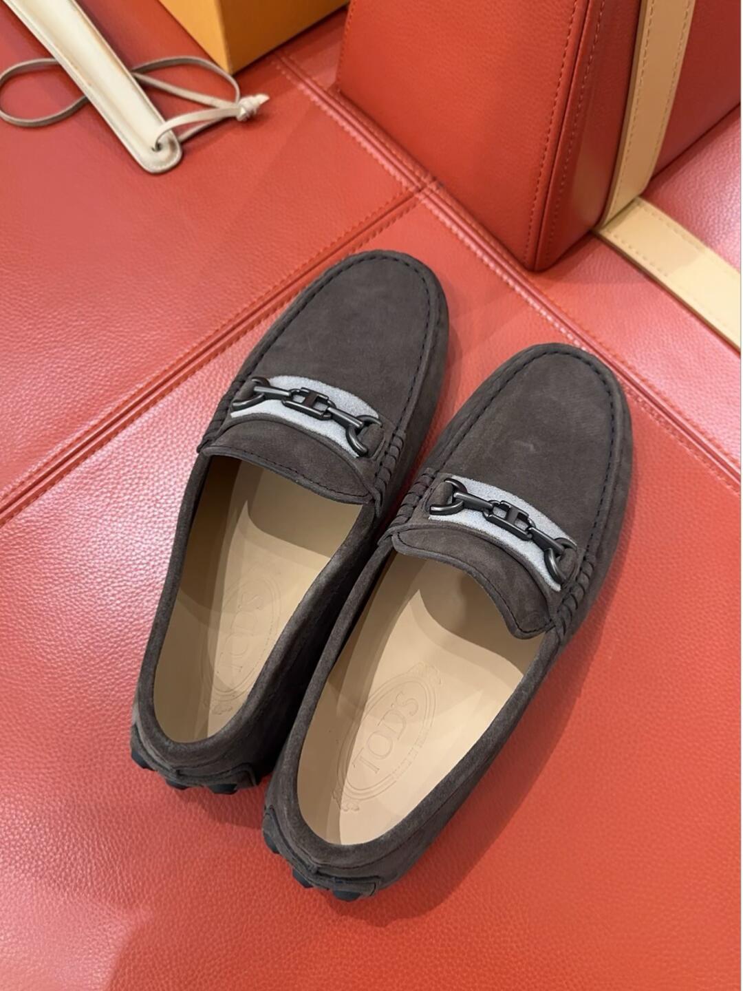 乐福鞋成了早秋换鞋的C位,但3500元的Tod's也被吐槽“硬到怀疑人生”:4个结构性真相和1份下单前防磨自查清单
