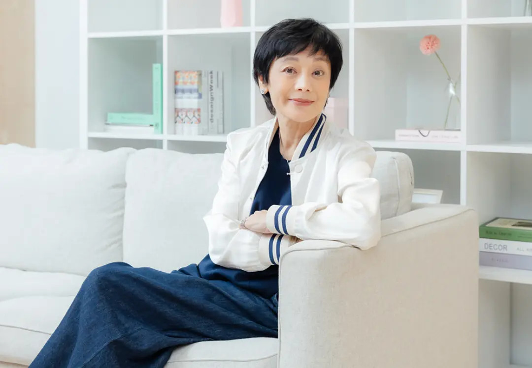 为什么杨凡管张艾嘉叫「干妈」？她9月的电影节双线，藏着半部港片审美史