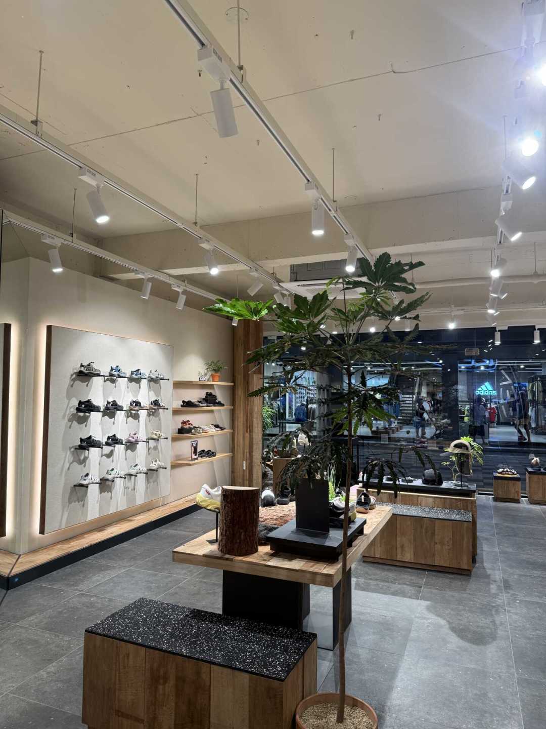 KEEN全国商场开店潮翻了一遍:开业福利是钥匙扣,货最难的其实在东京,这几家新店到底值不值得专程去