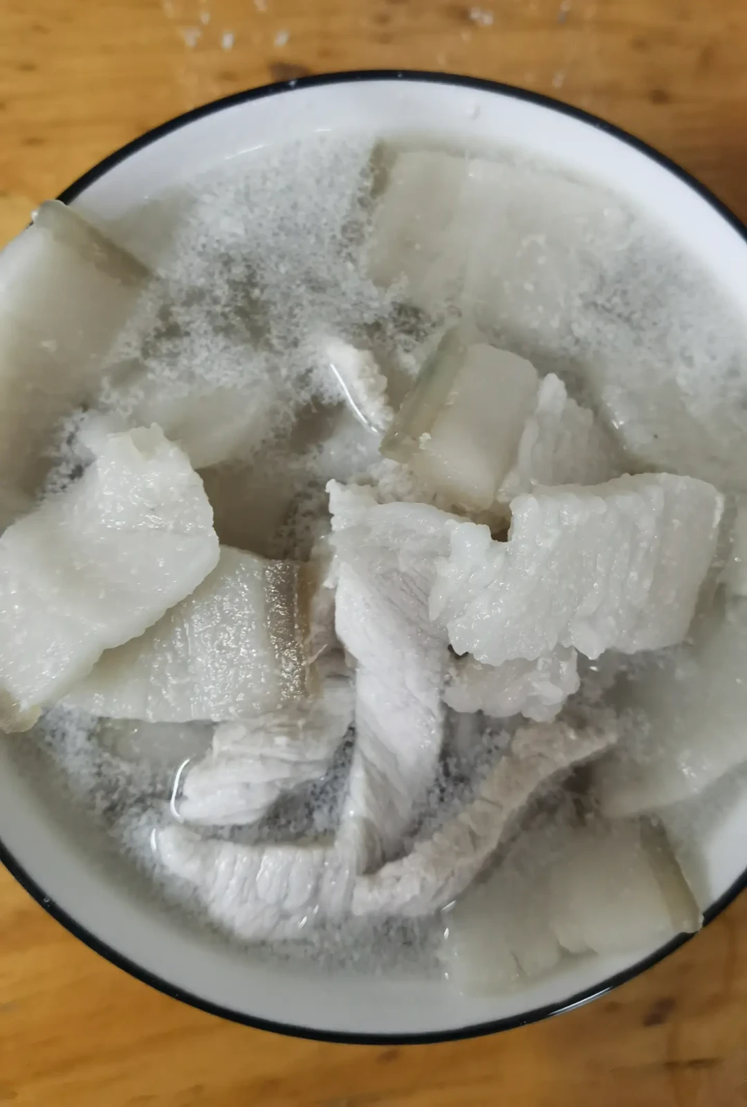 纯肉饮食第3天头疼、第5天不排便、第14天掉发:前两周的反应,哪些能扛、哪些得立刻停
